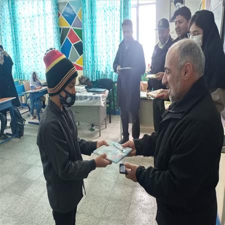 اهدای جوائز با همکاری مسئول کتابخانه و پایگاه بسیج به دانش آموزان مدرسه