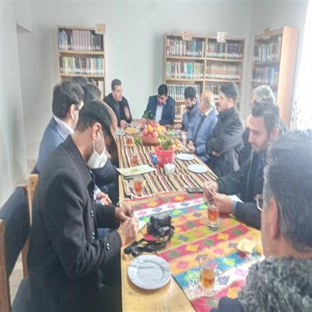 نشست فرماندار و مسئولین کتابخانه ای و شهری برای حل مشکلات کتابخانه در کتابخانه شهدای الاشت