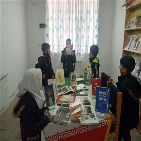 جمع خوانی دانش آموزان مدرسه به مناسبت دهه فجر در کتابخانه شهدای الاشت