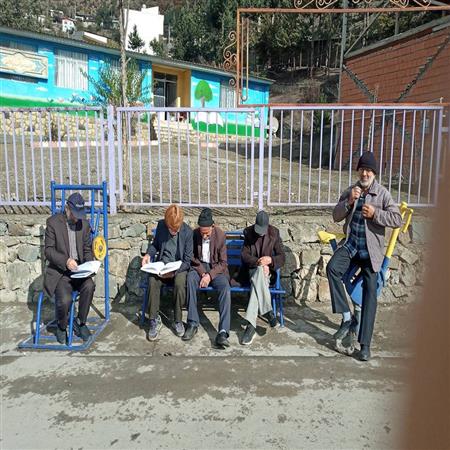 دورهمی وشعر خوانی از کتاب مثنوی مولوی سالمندان به مناسبت هفته کتاب در پارک شهری مجاور کتابخانه (1401)