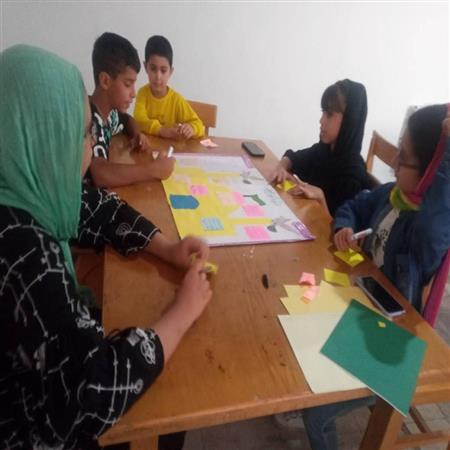 تهیه روزنامه دیواری با محوریت جشنواره رضوی توسط اعضای کودک و نوجوان در کتابخانه عمومی شهدای الاشت