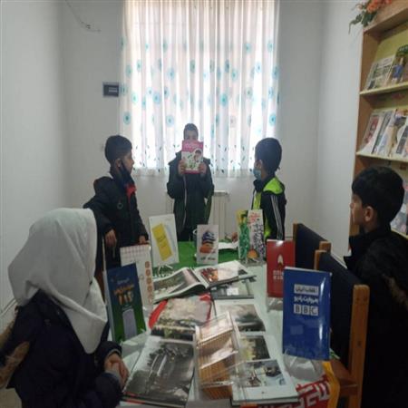 معرفی کتاب توسط ادانشآموزان مدرسه در کتابخانه عمومی شهدای الاشت