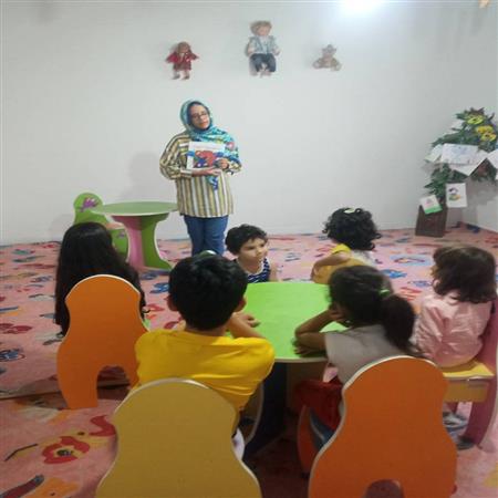 قصه خوانی کودکان با محوریت نماز در کتابخانه عمومی شهدای الاشت