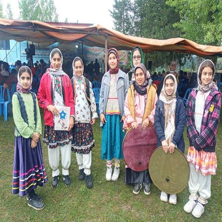 معرفی کتاب از منابع جشنواره رضوی در جشنواره بازی های بومی و محلی شهرستان سوادکوه