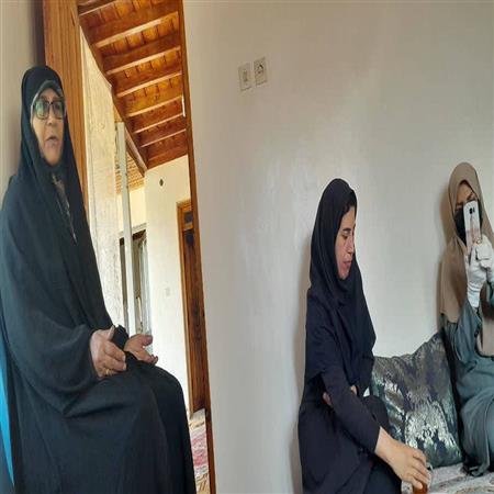 دیدار مسئول کتابخانه شهدای الاشت با خانواده شهدا  و خاطره گویی از شهید در الاشت