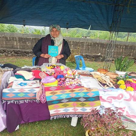 معرفی منابع جشنواره رضوی توسط بانوی کارافرین در بازار سنتی الاشت